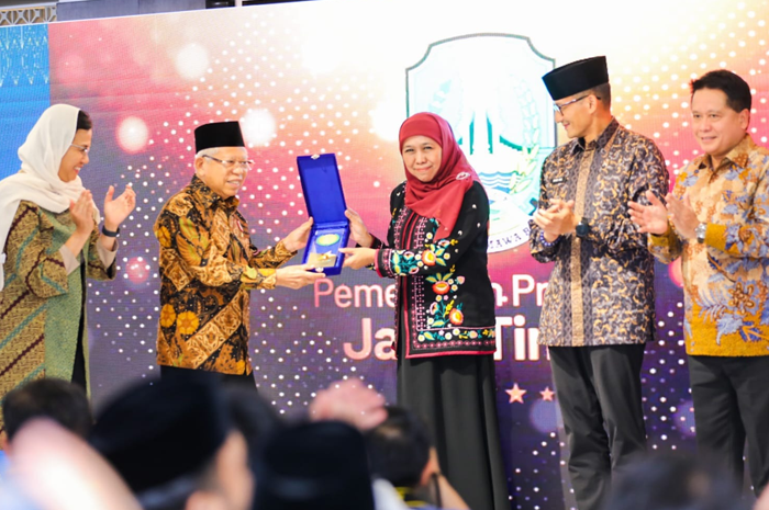 Gubernur Jatim Khofifah Indar Parawansa saat menerima Anugerah Adinata Syariah besutan Komite Nasional Ekonomi dan Keuangan Syariah (KNEKS). - Image