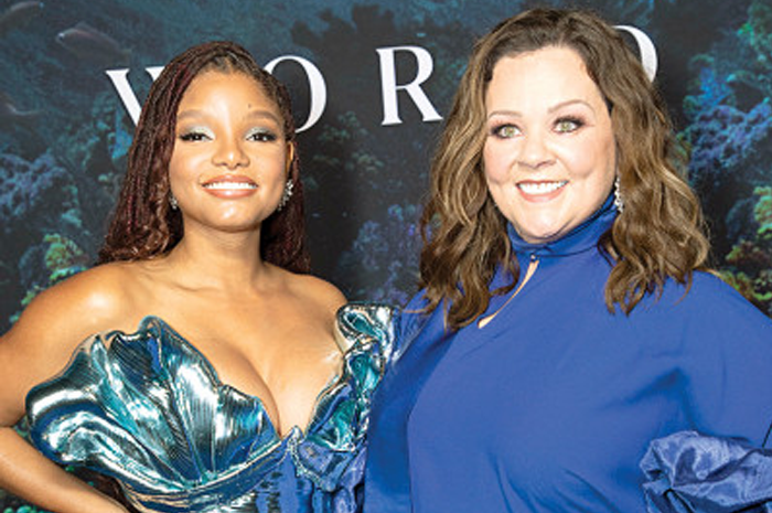 Melissa McCarthy (kanan) dan Halle Bailey yang berperan sebagai Ursula dan Ariel di film The Little Mermaid. - Image