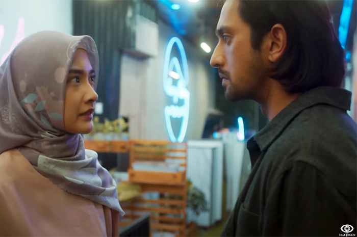 Tangkapan layar salah satu adegan Alina Suhita dan Gus Biirru dalam Film Hati Suhita produksi StarVision. - Image