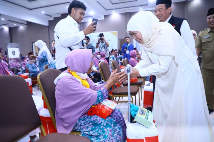 Gubernur Jawa Timur Khofifah Indar Parawansa menyapa jemaah haji lansia di Embarkasi Surabaya. - Image