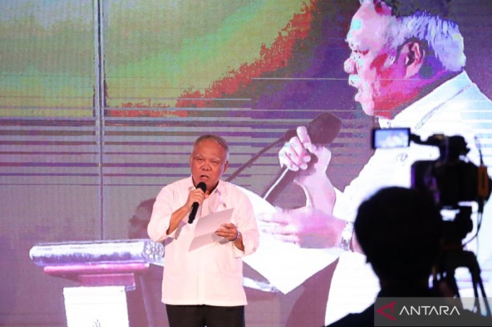 Menteri Pekerjaan Umum dan Perumahan Rakyat (PUPR) Basuki Hadimuljono memilih bernyanyi di depan ratusan calon investor asal Singapura. (ANTARA) - Image
