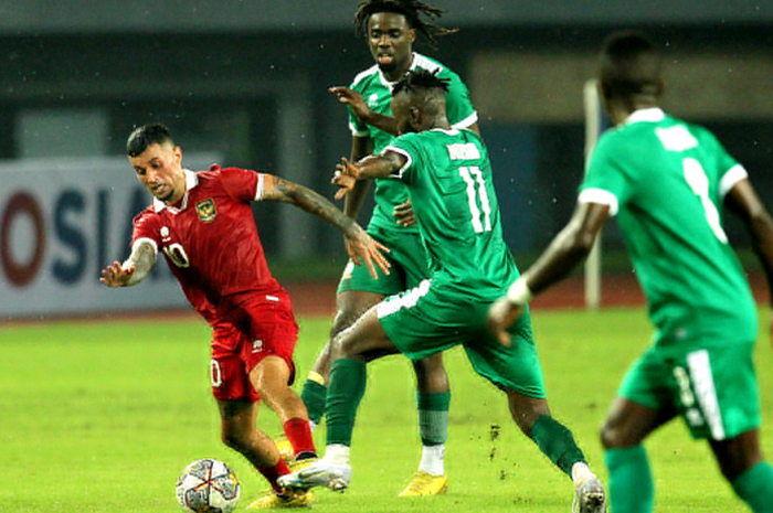 KAWAL KETAT: Stefano Lilipaly dikawal tiga pemain Burundi di Stadion Patriot Candrabhaga pada Maret lalu. - Image