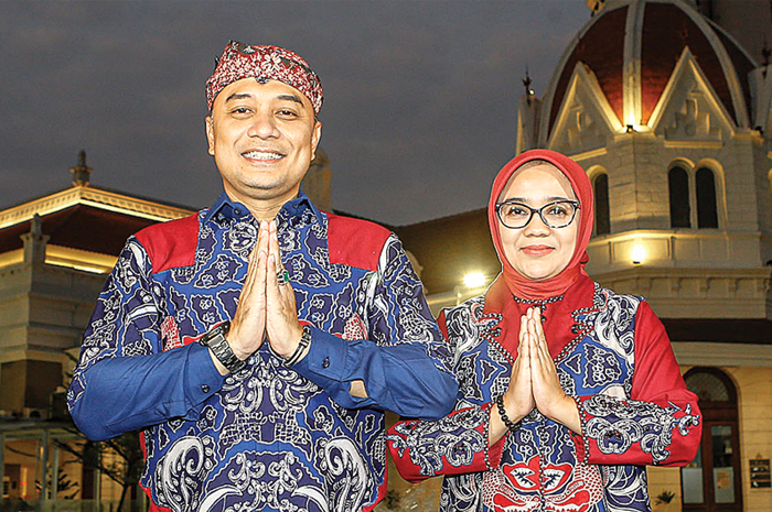 SALAM UNTUK WARGA: Wali Kota Eri Cahyadi dan Ketua TP PKK Surabaya Rini Indriyani mengenakan busana batik buatan UMKM Surabaya di Alun-Alun Surabaya (29/5). - Image