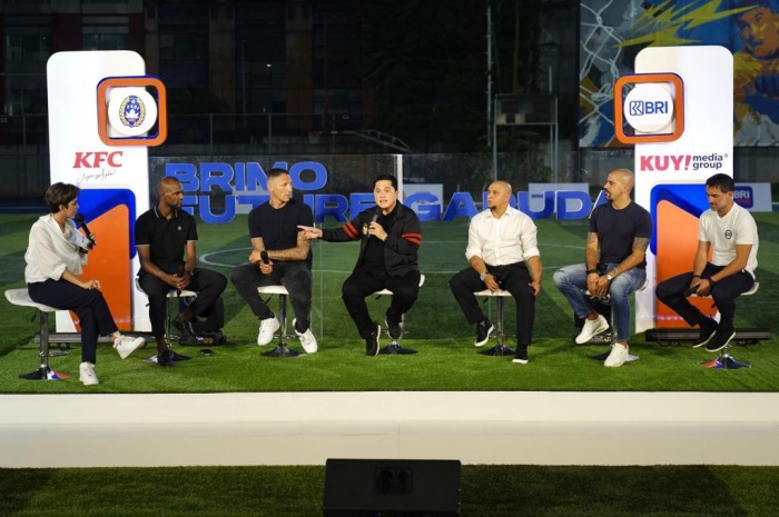 Ketum PSSI Erick Thohir saat menggelar talk show dengan lima legenda dunia di Jakarta. - Image
