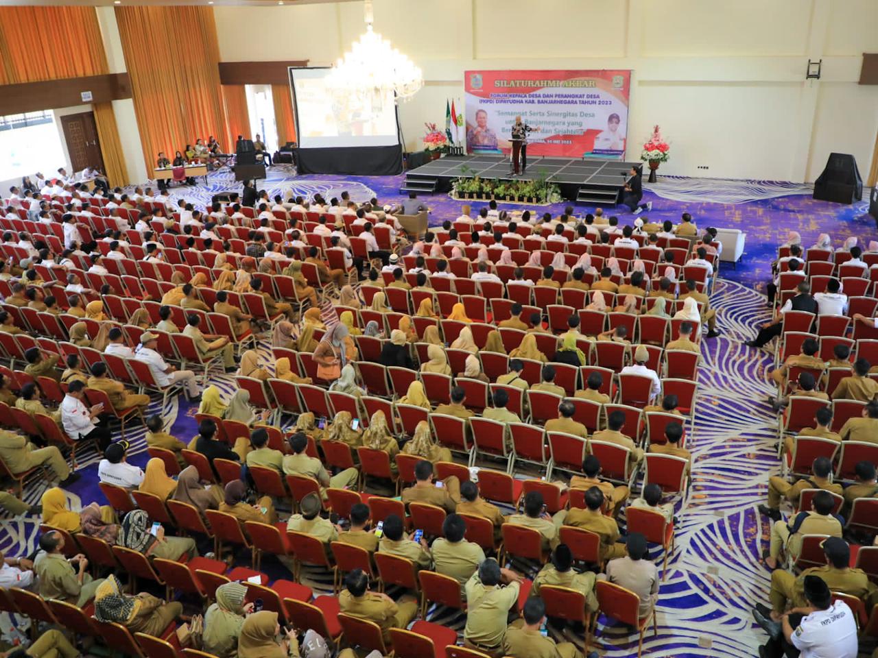 Kades diminta genjot penanganan stunting dan kemiskina ekstrem saat Silaturahmi Akbar bersama Forum Kepala Desa dan Perangkat Desa (FKPD) Dipayudha di Hotel Fox, Kabupaten Banjarnegara. - Image