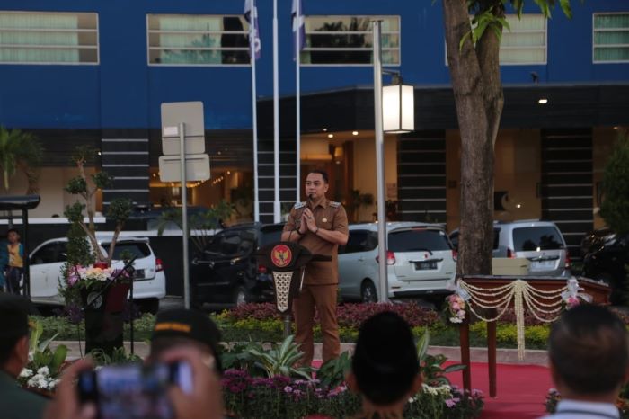 Wali Kota Surabaya Eri Cahyadi meresmikan Taman Kartika di Jalan Tegalsari Surabaya. - Image
