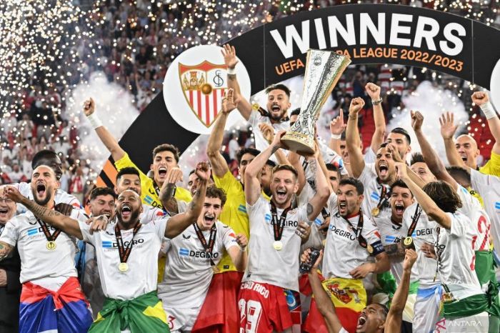 Para pemain Sevilla melakukan selebrasi setelah memenangkan trofi Liga Europa setelah mengalahkan AS Roma di partai final yang digelar di Puskas Arena, Budapest. - Image