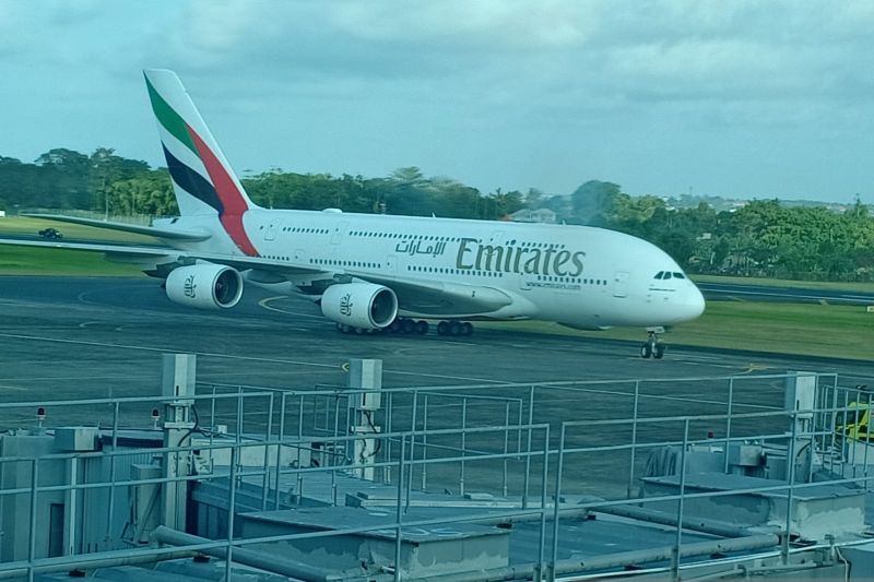 Pesawat komersial terbesar saat ini A380 milik maskapai Emirates mendarat di Bandara Internasional I Gusti Ngurah Rai, Bali, Kamis (1/6). - Image