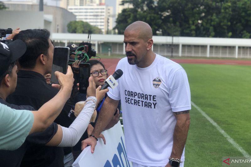 Juan Sebastian Veron ketika ditemui awak media dalam acara puncak BRImo Future Garuda, FOURFEO Mini Tournament di Stadion Madya GBK, Kamis (1/6). - Image