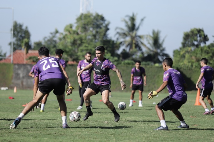 Mateo Bustos (tengah) menjalani latihan bersama Persita Tangerang. Pemain asal Argentina itu memiliki misi yang ingin diwujudkan di Liga 1 musim depan. - Image
