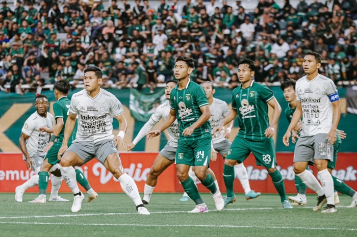 Persebaya Surabaya saat menggelar uji coba kontra Bali United di Stadion Gelora Bung Tomo. Pelatih Aji Santoso menginginkan adanya peningkatan fisik pemain sebelum mengikuti Liga 1 musim 2023/2024. - Image