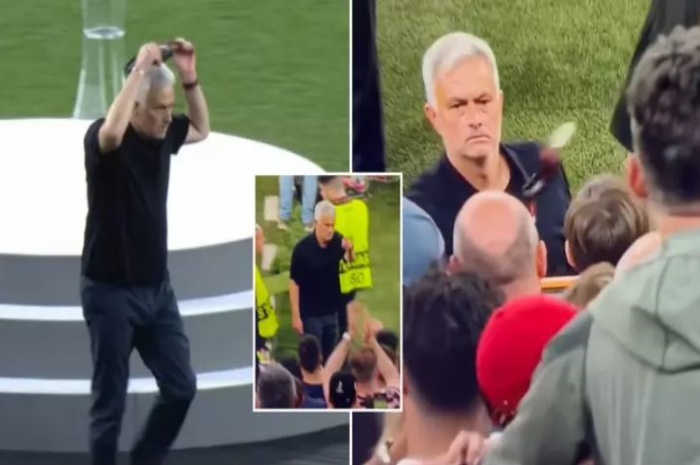 Jose Mourinho kedapatan melemparkan medali runner-up Liga Europa ke arah kerumunan penonton. - Image