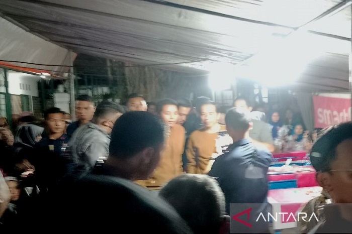 Presiden Jokowi menikmati bakmi godok, bakmi goreng, dan nasi goreng di warung Bakmi Pak Pele, Alun-alun Utara, Jogjakarta, Kamis (1/6). - Image