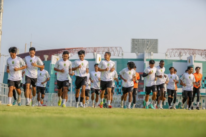 Pemain Persebaya Surabaya saat menggelar latihan di Stadion Gelora Bung Tomo. Mereka berencana menggelar pemusatan latihan di Jogjakarta dalam waktu dekat. - Image