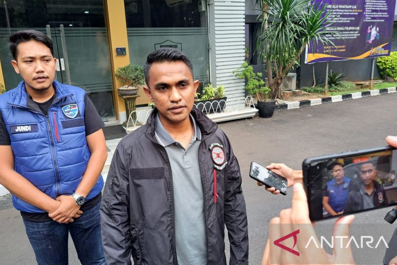 Kepala Unit 2 Tindak Pidana Siber Ditreskrimsus AKP Charles Bagaisar menyampaikan Polda Metro Jaya kembali menangkap 2 pelaku penipuan tiket konser Coldplay di Sulsel. - Image