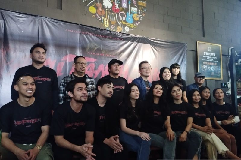 Tim produksi dan pemain film "Paku Tanah Jawa" saat jumpa media di Jakarta, Jumat (02/06/2023). (ANTARA/Rizka Khaerunnisa) - Image