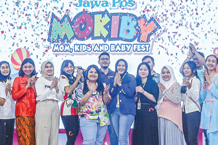 MERIAH: Perwakilan brand berfoto bersama saat opening Jawa Pos Mokiby di Grand Atrium Pakuwon Mall, Kamis (1/6). Pameran produk itu diikuti 54 brand ternama. - Image