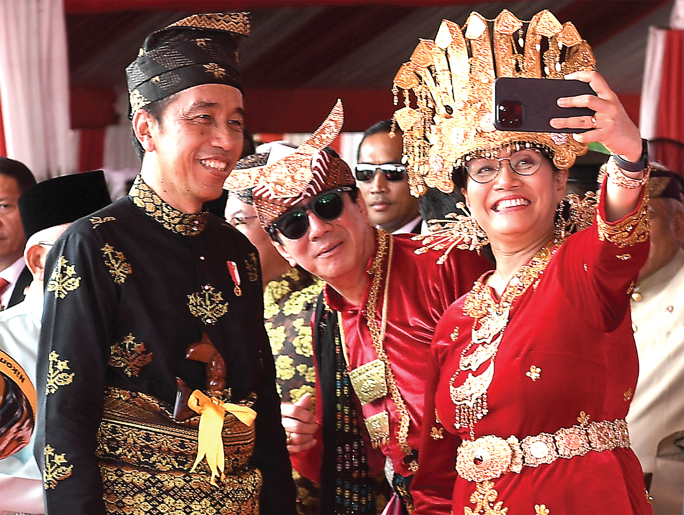 KENAKAN PAKAIAN ADAT: Jokowi bersama Sri Mulyani berswafoto di sela upacara Hari Lahir Pancasila di kawasan Monas, Jakarta, Kamis (1/6). - Image