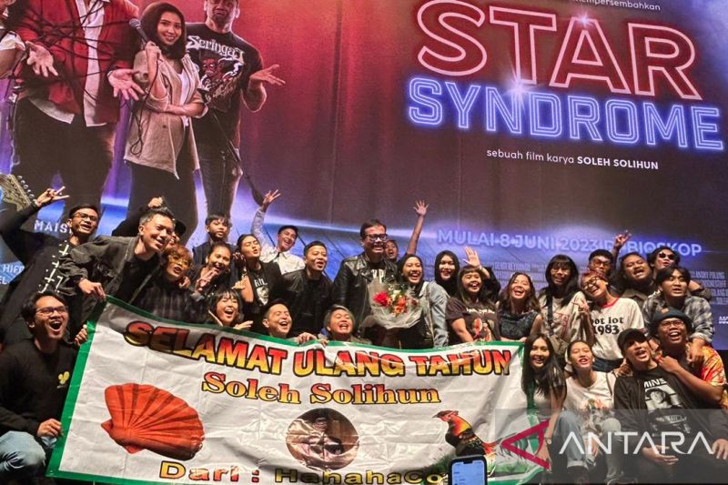 Sutradara dan komika Soleh Solihun saat rayakan ultah bersama rekan-rekan artisnya di penayangan perdana film "Star Syndrome", Jakarta, Jumat. (ANTARA/Vinny Shoffa Salma) - Image