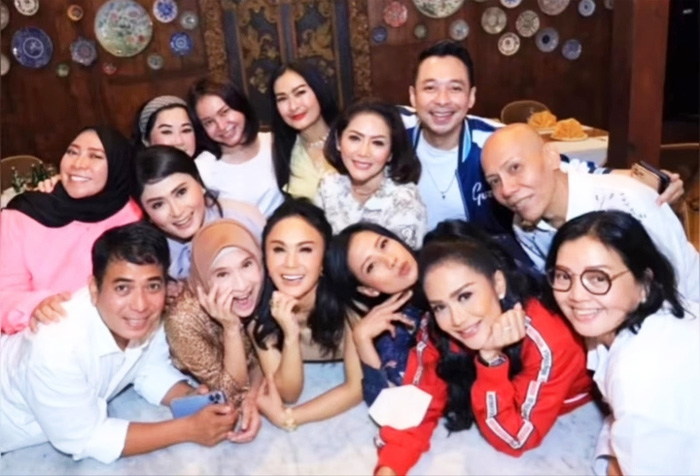 Sosok Sikie Purnomo menyisakan kenangan mendalam di kalangan selebriti./Instagram @melly_goeslaw - Image