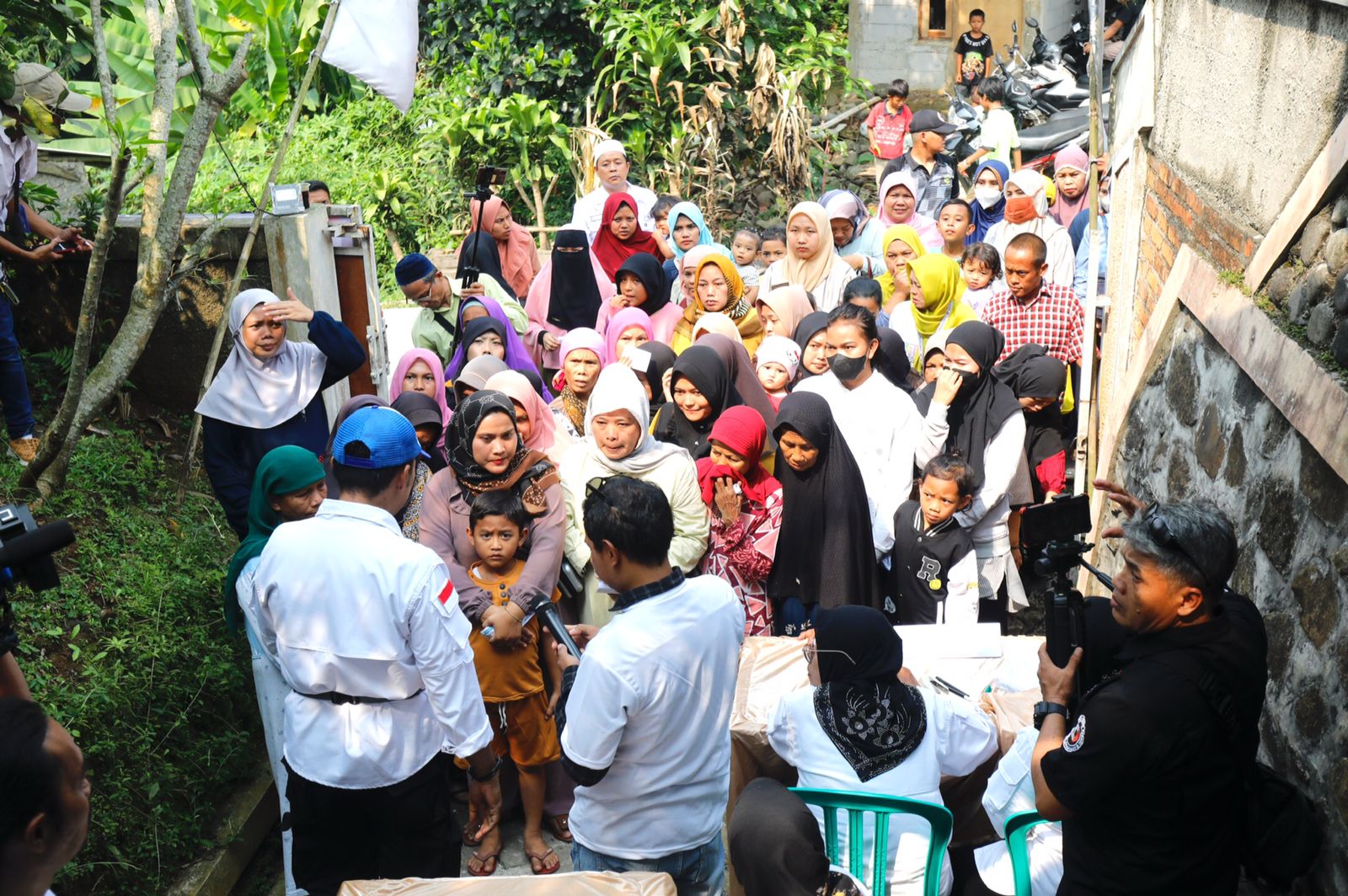 Bazar sembako murah yang diadakan di Desa Sukaluyu, Kecamatan Tamansari, Kabupaten Bogor. - Image