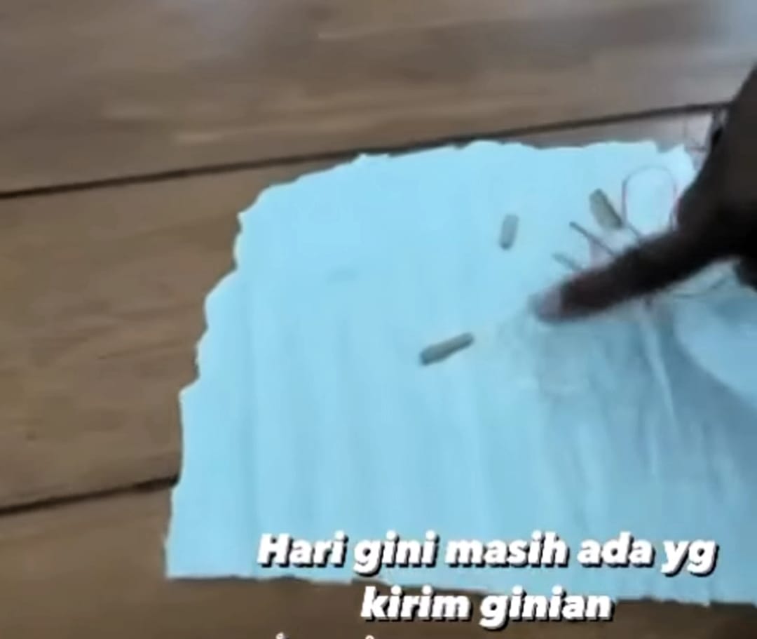 Isi paket misterius yang dikirim ke klinik milik Shandy Purnamasari. - Image