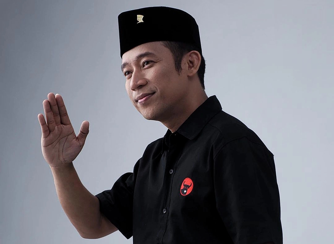 Denny Cagur merespons kritikan netizen, bahkan fansnya, yang mempersoalkannya memilih PDI Perjuangan saat mendaftarkan diri sebagai bakal calon legislatif (Bacaleg) DPR RI. - Image