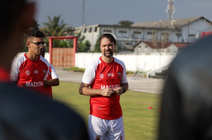 Pelatih Madura United, Mauricio Souza, punya pandangan Liga 1 Indonesia bakal seperti J1-League Jepang ke depannya. - Image