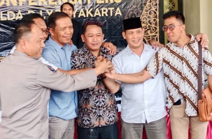 Pengurus Persaudaraan Setia Hati Terate (PSHT) dan suporter klub sepak bola PSIM, Brajamusti saling berjabat tangan dan menyatakan damai di Mapolda DIJ, Jogjakarta, Senin (5/6). - Image