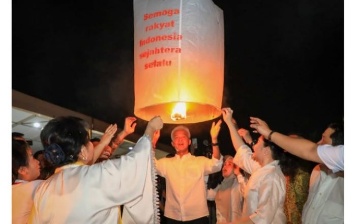 Gubernur Jateng bersama istri, sejumlah menteri, dan masyarakat menerbangkan lampion saat puncak rangkaian peringatan Hari Trisuci Waisak 2567 BE/2023 di kawasan Candi Borobudur, Minggu (4/6) malam. - Image
