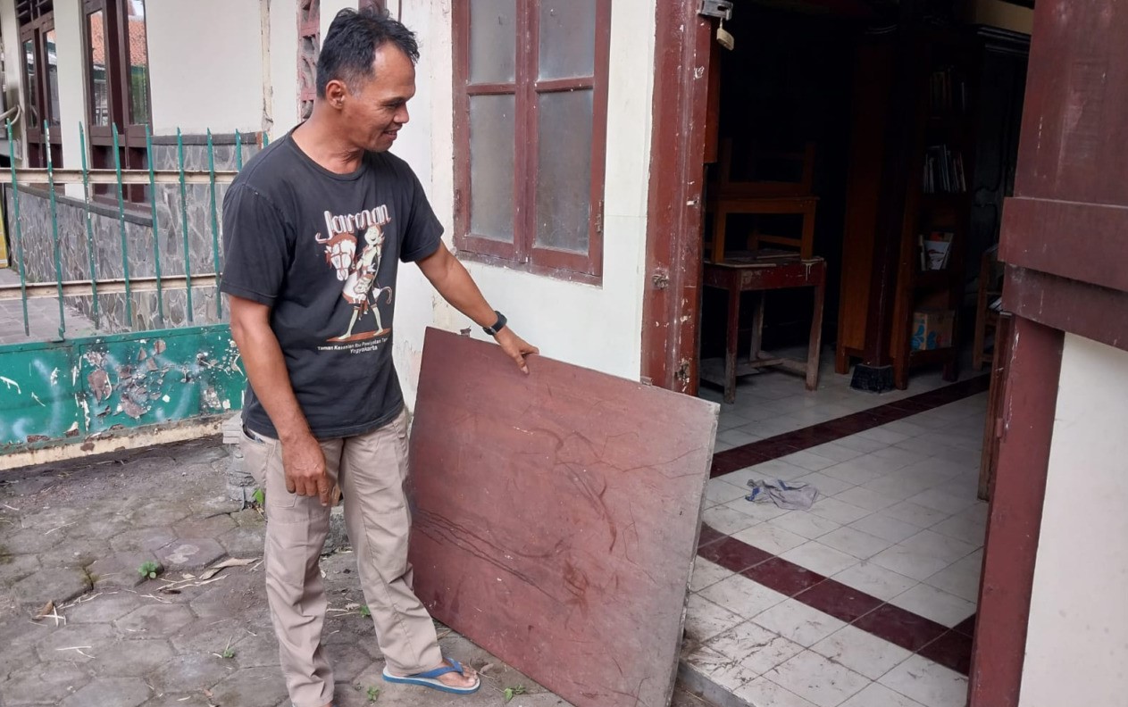 Kerusakan yang terjadi di Museum Taman Siswa Dewantara Kirti Griya usai tawuran yang terjadi pada Minggu (4/6). - Image