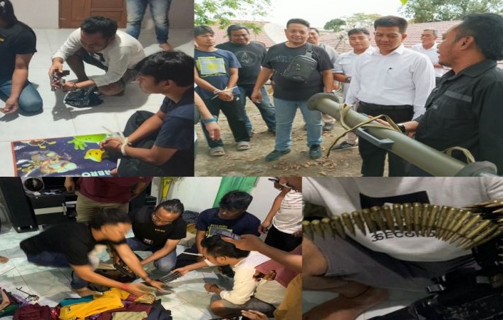 Petugas saat menemukan barang bukti senjata api hingga bazoka milik pelaku. - Image