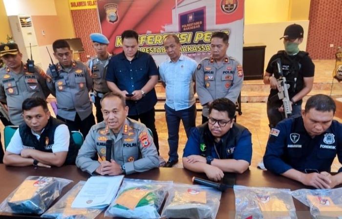 Kapoltestabes Makassar Kombespol Mokhamad Ngajib (dua kiri depan) beserta jajarannya saat rilis pengungkapan kasus kematian siswa SMP Islam Athira, Jumat (2/6). - Image