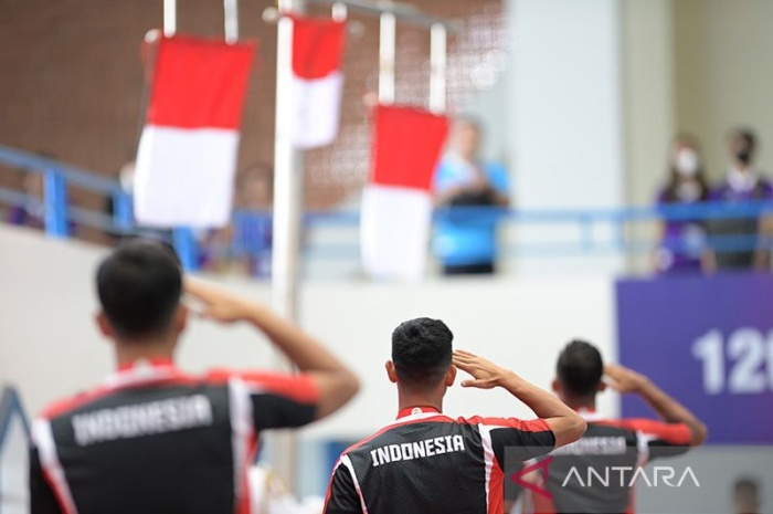 Atlet ASEAN Para Games 2023 Indonesia saat upacara pemberian medali. Para atlet mengaku masih banyak serangga tomcat di Wisma Atlet di Kamboja. - Image