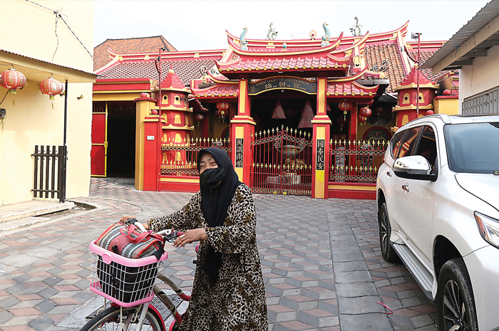 MULTIETNIS: Salah satu tempat ibadah kelenteng di Jalan Setia Budi, Desa Pulopancikan. Di desa ini masyarakat beragam suku, agama, serta budaya berbaur bersama. - Image