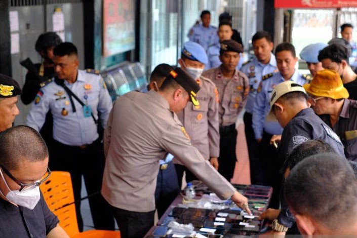 Petugas gabungan menyita barang terlarang yang didapatkan saat razia di Lapas Kelas II B Lhoksukon, Selasa (30/5). - Image