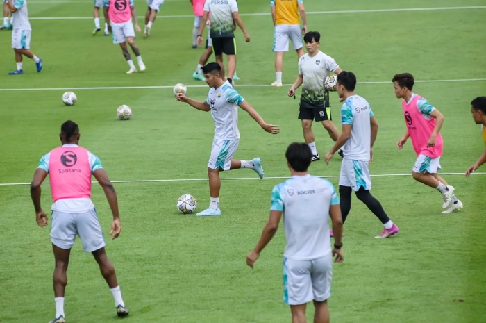 Pemain Persib Bandung saat menggelar latihan pra-musim menyambut Kompetisi Liga 1 2023/2024. - Image