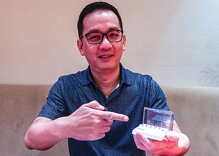 BUAH KREASI: Djunaidi Widjaja menunjukkan salah satu produk Borgigi di Jakarta (22/3). - Image