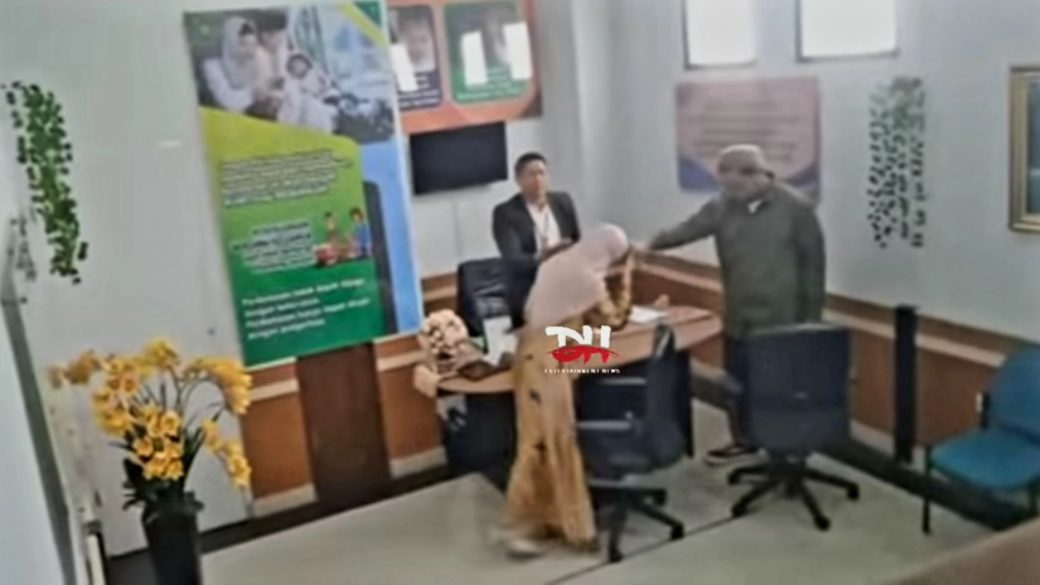 Inara Rusli mencium tangan Virgoun di ruang mediasi. Foto : YouTube DH Entertainment. - Image