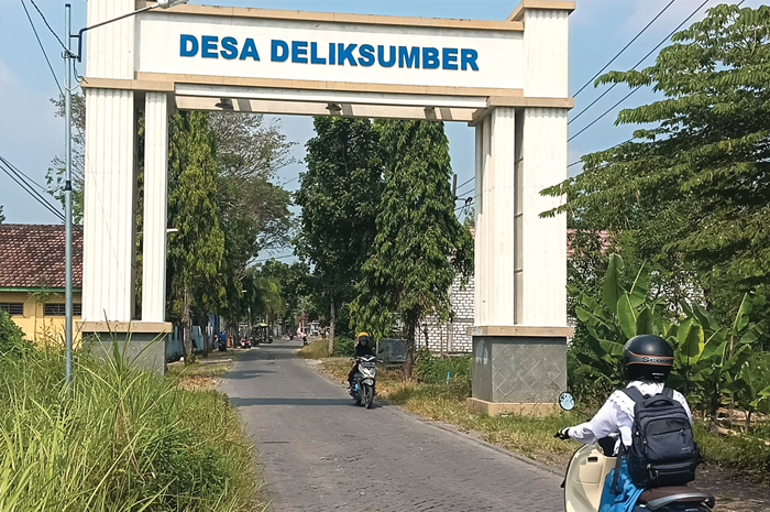 BERSEJARAH: Pintu gerbang Desa Deliksumber, Kecamatan Benjeng. - Image