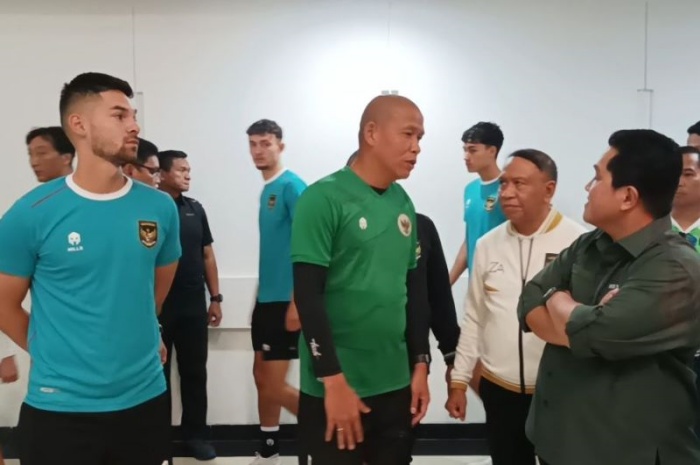 Sandy Walsh (kiri) saat mendapat kunjungan dari Ketum PSSI Erick Thohir. Sandy siap membantu perkembangan karier Marselino Ferdinan di Belgia. - Image