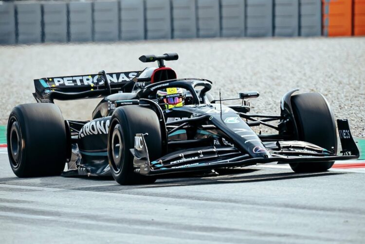 Foto Mick Schumacher kali pertama mengendarai mobil balap Formula 1 Mercedes W14 di Sirkuit Catalunya. - Image