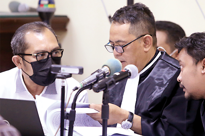 HADIR: Sahat Tua P. Simanjuntak (kiri) kembali hadir dalam sidang kasus dugaan suap ijon dana hibah di Pengadilan Tipikor Surabaya Selasa (6/6). - Image