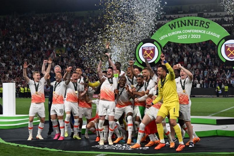 Para pemain West Ham melakukan selebrasi setelah berhasil menjadi juara Liga Conference usai mengalahkan Fiorentina di final dengan skor 2-1 di Stadion Eden Arena, Praha, Kamis (8/6) dini hari WIB. - Image