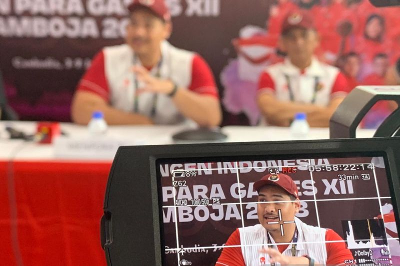 Menteri Pemuda dan Olahraga Dito Ariotedjo memberikan keterangan pada media dalam konferensi pers di kawasan Komplek Olahraga Morodok Techo Phnom Penh, Kamboja, Kamis (8/6/2023). (ANTARA). - Image