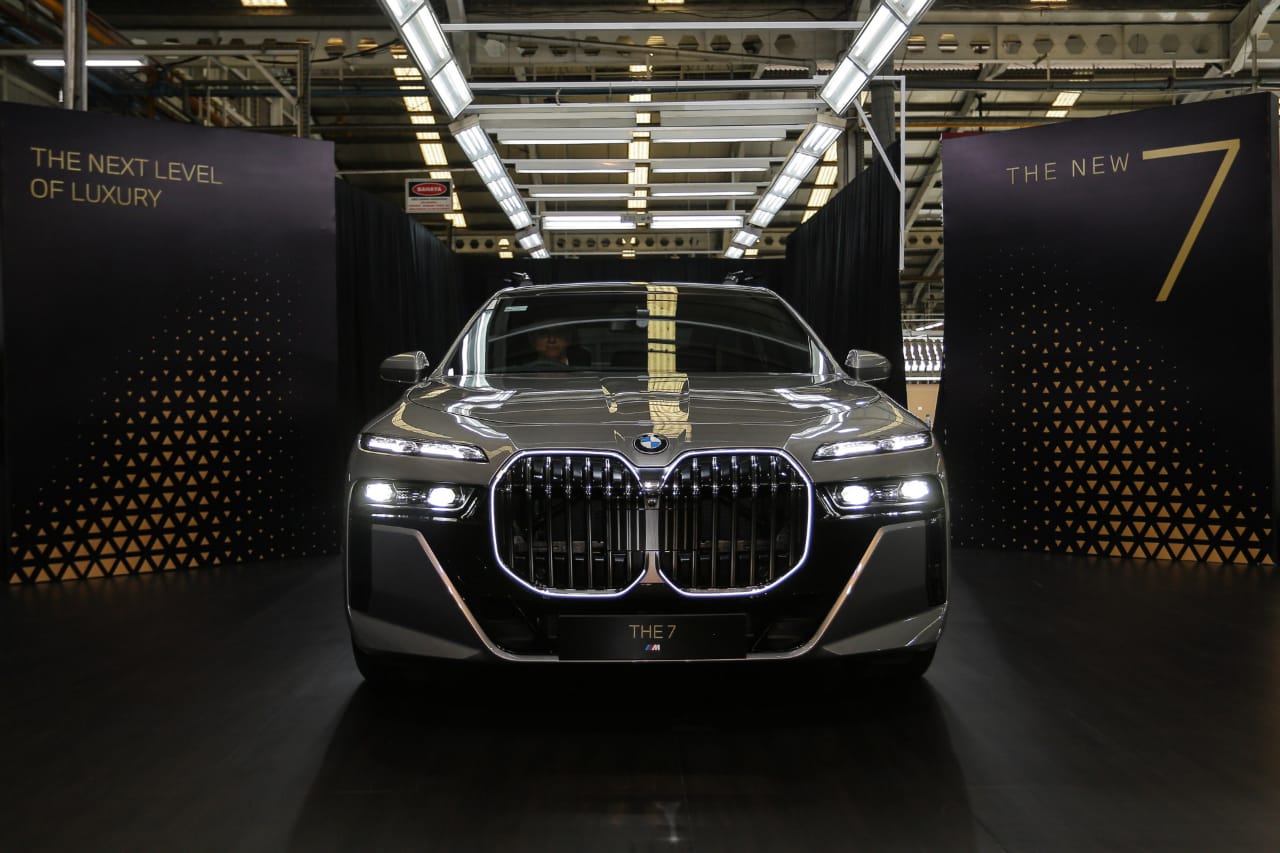 BMW Seri 7 debut di Indonesia sebagai sedan mewah rakitan lokal. - Image