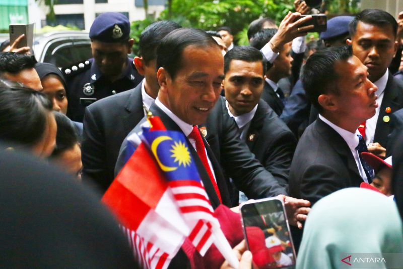 Presiden Jokowi menemui Warga Negara Indonesia yang menyambutnya di Kuala Lumpur, Rabu (7/6). Presiden melakukan lawatan selama 2 hari di Malaysia dan akan bertemu Raja Malaysia dan PM Anwar Ibrahim. - Image