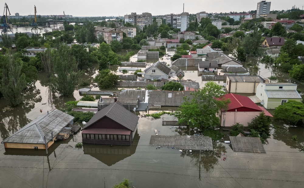 Foto udara wilayah Kherson terendam air akibat penghancuran Bendungan Nova Kakhovka. - Image