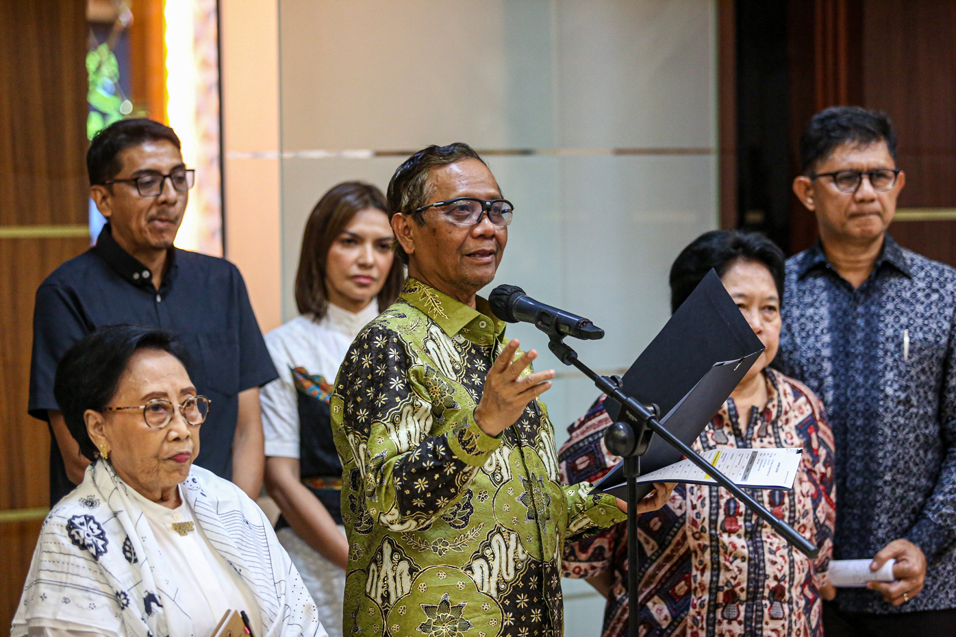 Menko Polhukam Mahfud MD bersama tim percepatan reformasi hukum memberikan keterang di Kantor Kemenko Polhukam, Jakarta, Jumat (9/6/2023). - Image
