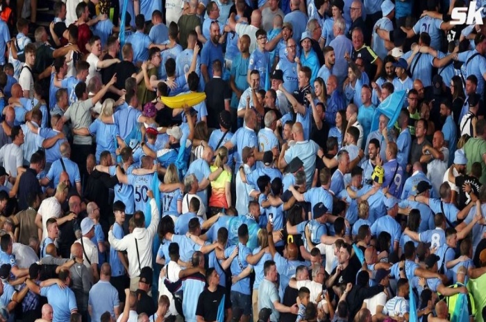 Aksi fans Manchester City ketika menyaksikan langsung tim kesayangan mengalahkan Inter Milan di final Liga Champions di Ataturk Olympic, Istanbul, Minggu (11/6) dini hari WIB. - Image